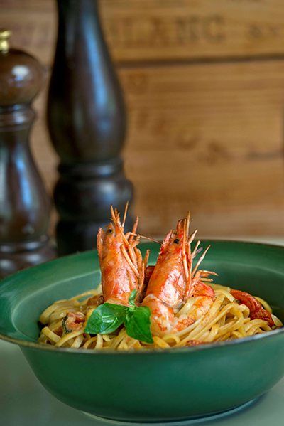 LA PASTERIA_SPAGHETTI CON GAMBERI E POMMODORI