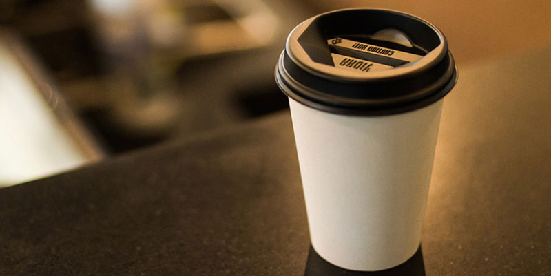 ΚΑΦΕΣ TAKEAWAY: Πώς θα πίνουμε τον καφέ στο χέρι το 2023;