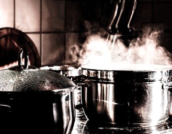 Οι νέοι στην Ελλάδα μαγειρεύουν λιγότερο κατά 40% από τον μέσο όρο της γενιάς Gen Z παγκοσμίως