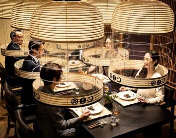Πολυτελές εστιατόριο στο Tokyo δίνει μια διαφορετική πρόταση για δείπνο εν μέσω πανδημίας