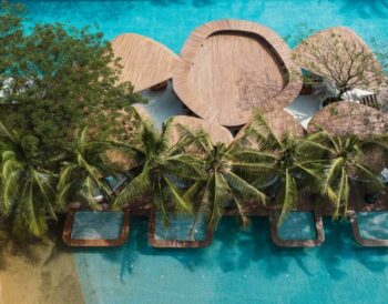 "Under the Tree": το beach club που υπόσχεται μια "φυσική" εμπειρία