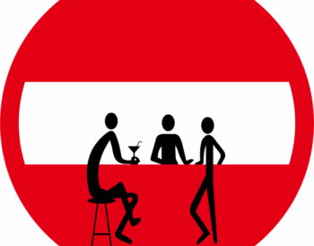 Εντατικοί έλεγχοι και αυστηρά πρόστιμα για είσοδο ανηλίκων σε χώρους διασκέδασης sign-3322911_640